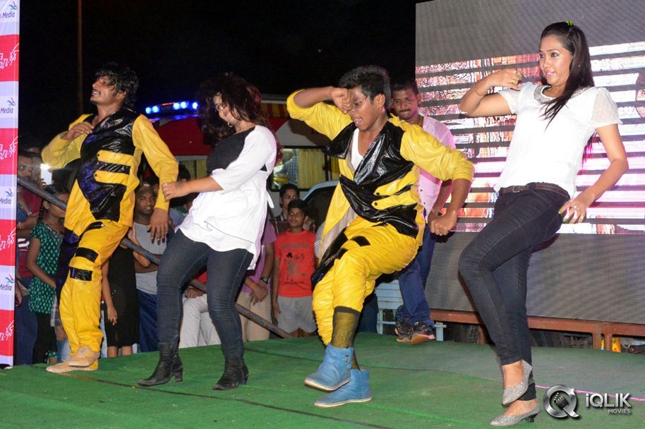 Run-Raja-Run-Flash-Mob-at-Vijayawada